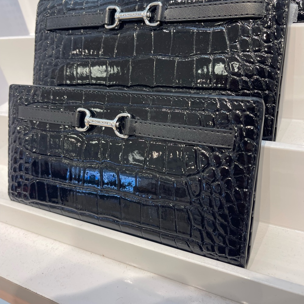 MICHAEL KORS Carson Large Snap Patent Crocodile Embossed Bifold Wallet
Black
NWT - Picture 12 of 16
